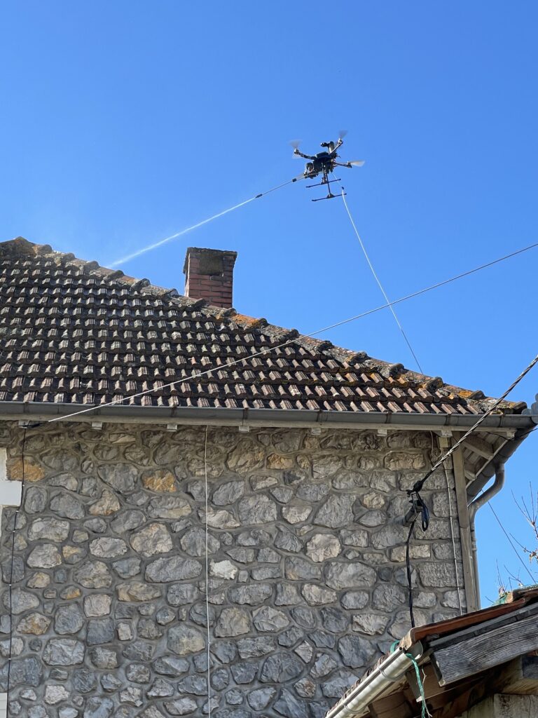 Démoussage de toiture sur une maison ancienne à Foix (09000)
