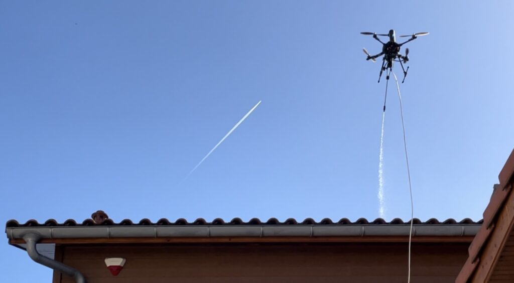 Nettoyage d'une toiture chez un particulier par RDrone Concept à Saint-Pierre-de-Rivière.