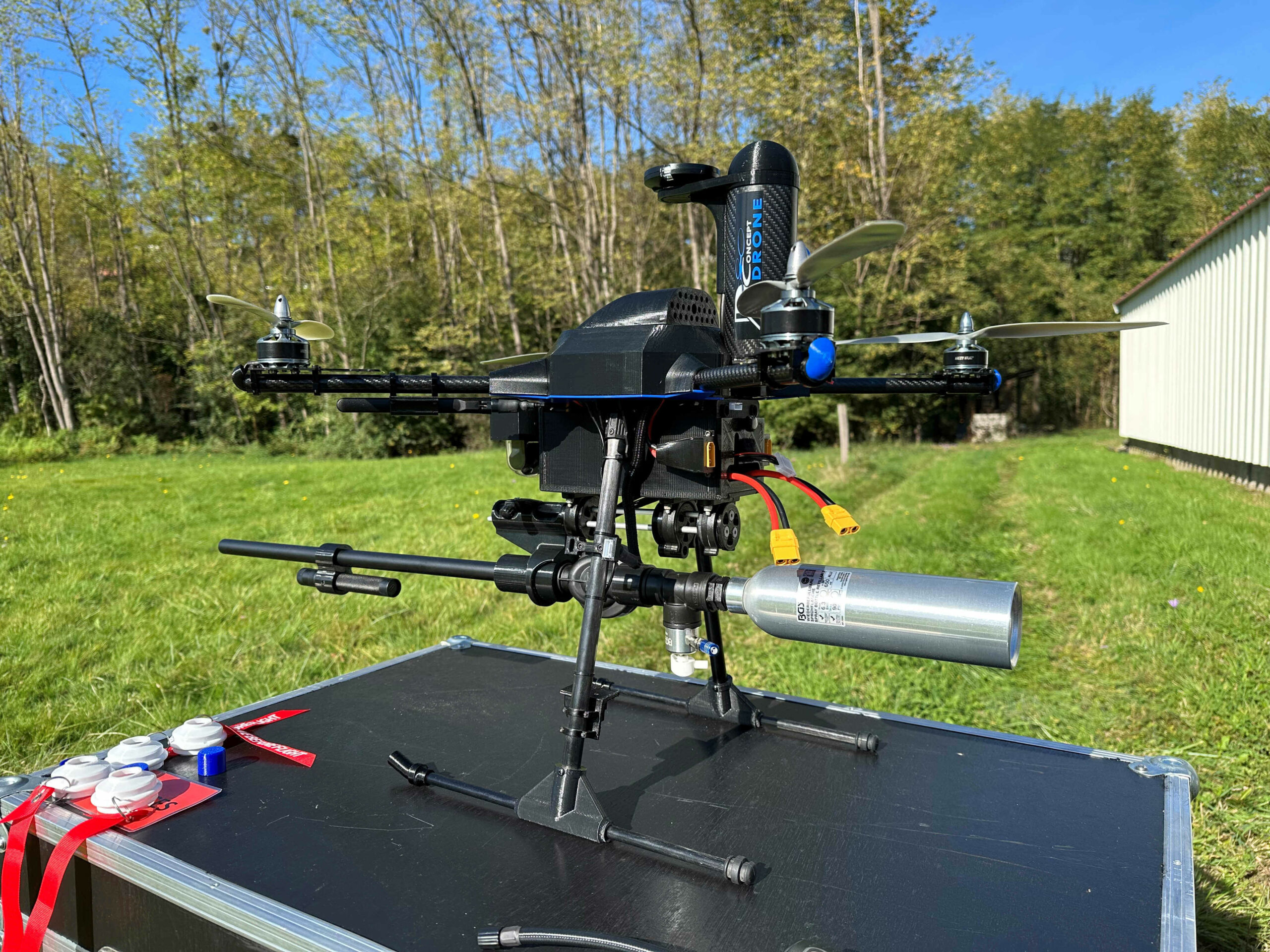 Drone professionnel prêt pour le traitement et la destruction d'un nid de frelons asiatiques situé en hauteur dans la cime d'un arbre en Ariège par RDrone Concept.