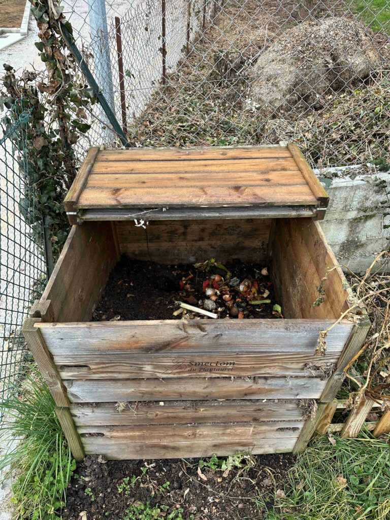 Galerie et trou de rat creusés à l'intérieur d'un bac à compost ouvert, nécessitant l'intervention d'un expert en dératisation.