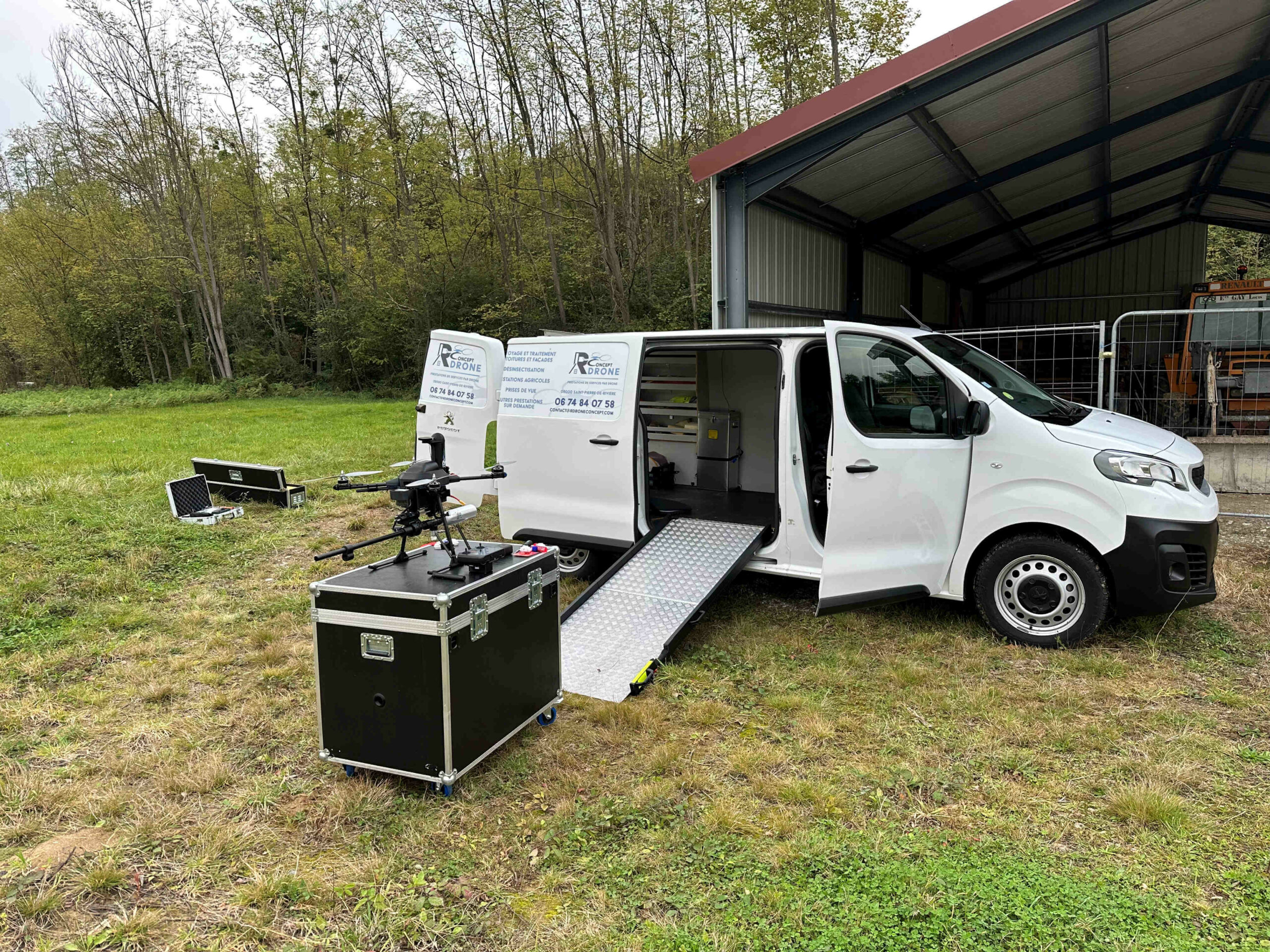 Drone professionnel et équipement complet prêts pour le traitement et la destruction d'un nid de frelons asiatiques en hauteur dans un arbre par RDrone Concept.