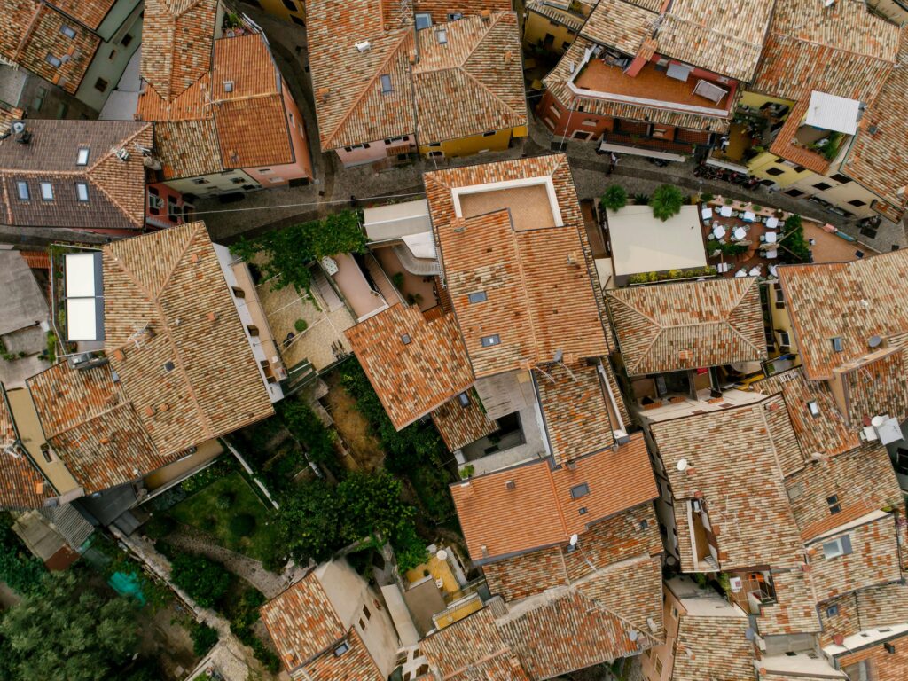 Prise de vue aérienne par drone réalisée par RDrone Concept pour la mise en valeur immobilière et l'inspection de toiture en Ariège.