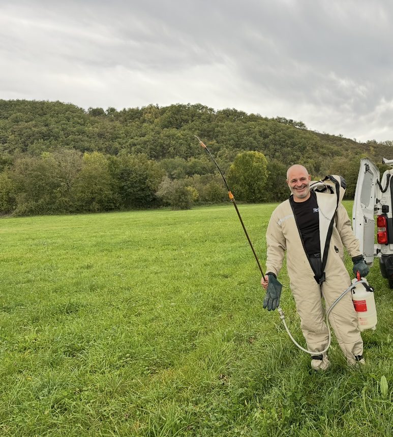 Technicien de la société RDrone Concept équipé de sa combinaison de protection avant la destruction d'un nid de frelons asiatiques caché dans une grange en Ariège.