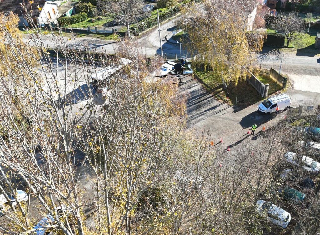 Drone de la société RDrone Concept en plein traitement d'un gros nid de frelons asiatiques à 22 mètres de haut pour une grande entreprise à Labarre (09).