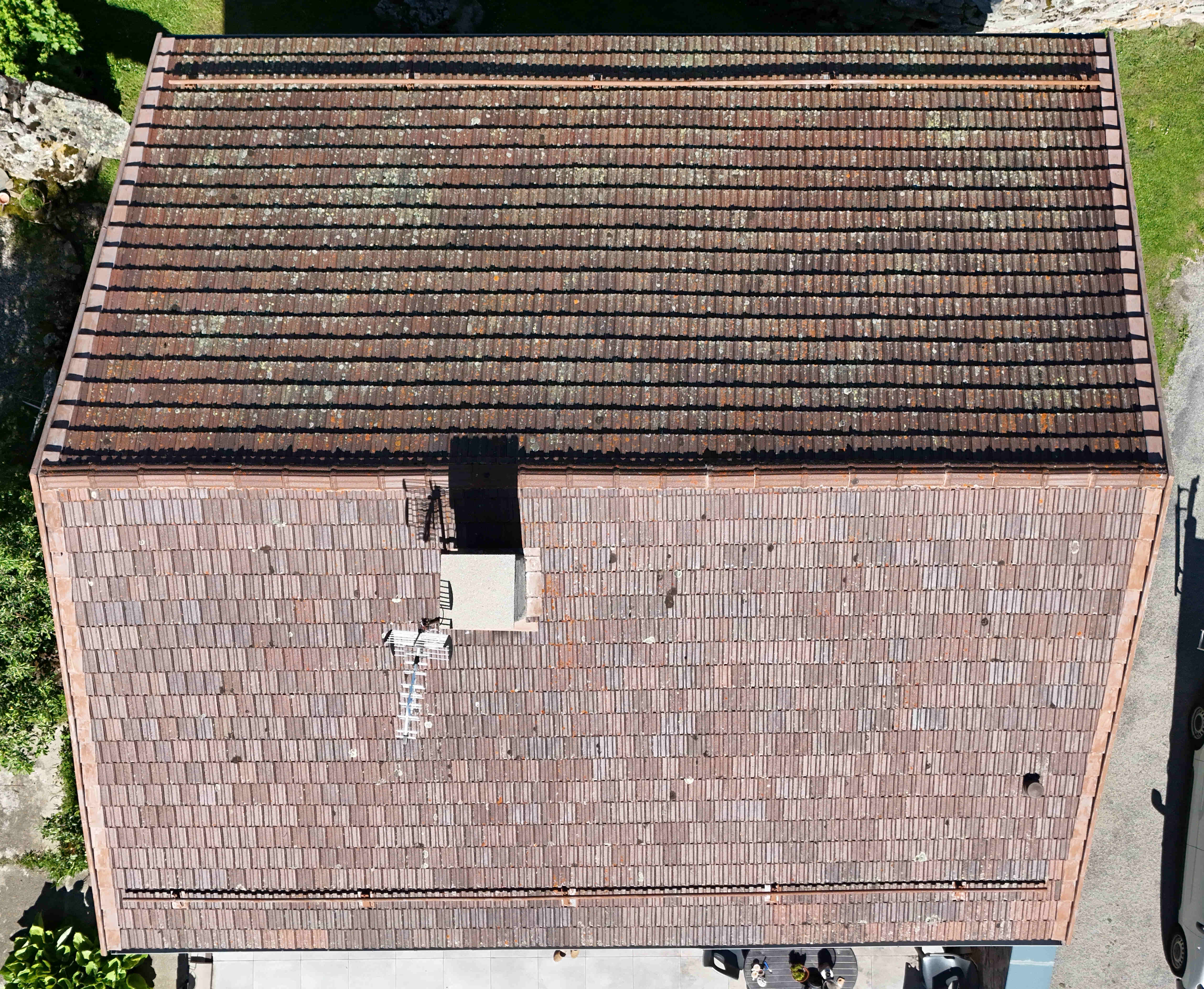 Résultat d'un nettoyage de toiture en tuiles réalisé par drone en Haute Ariège.